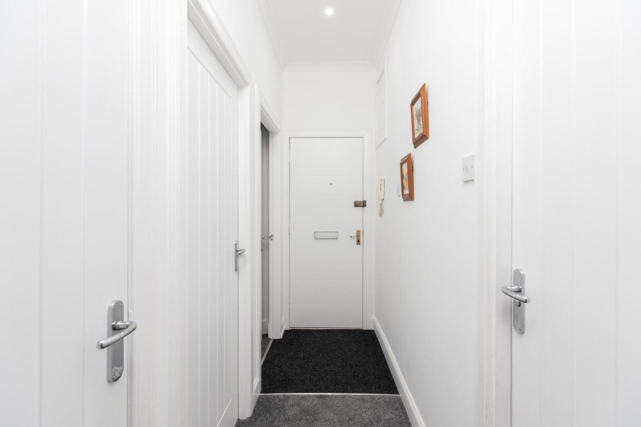 City Centre 2 Bedroom Flat パース エクステリア 写真