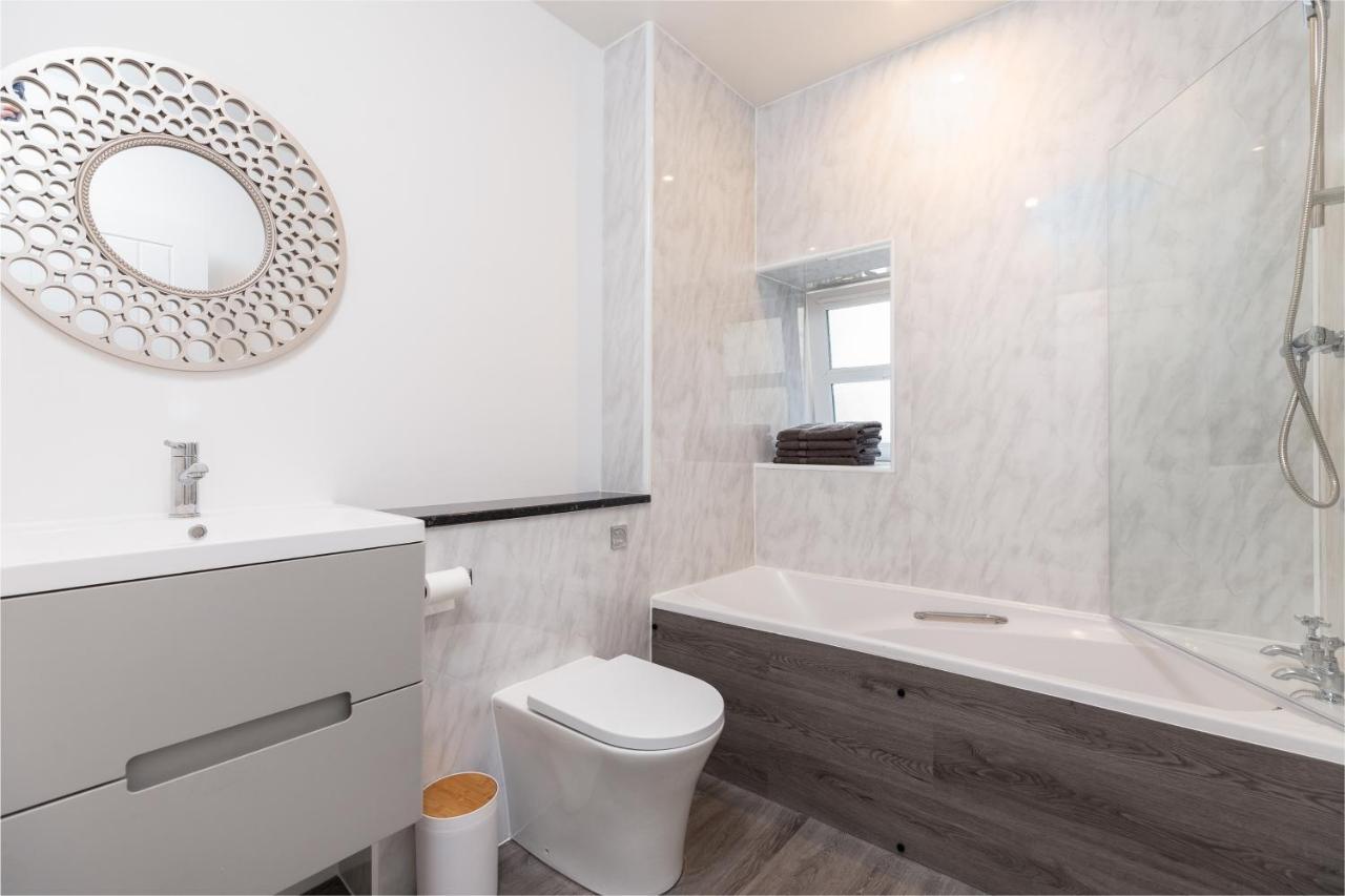 City Centre 2 Bedroom Flat パース エクステリア 写真