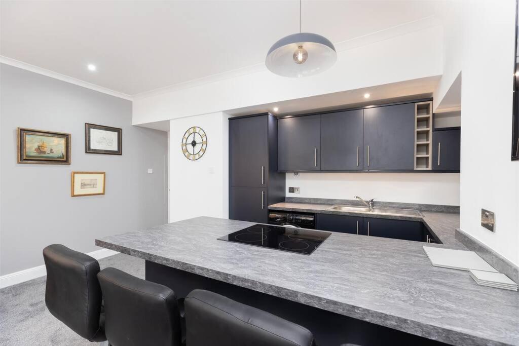 City Centre 2 Bedroom Flat パース エクステリア 写真